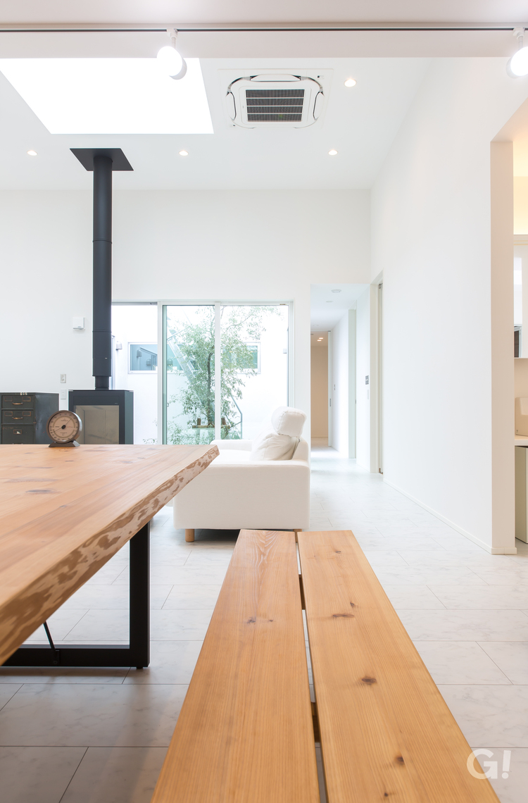 『白で統一され明るく開放的！楽しくお喋りが弾む美しい規格住宅のリビング＆ダイニング』の写真