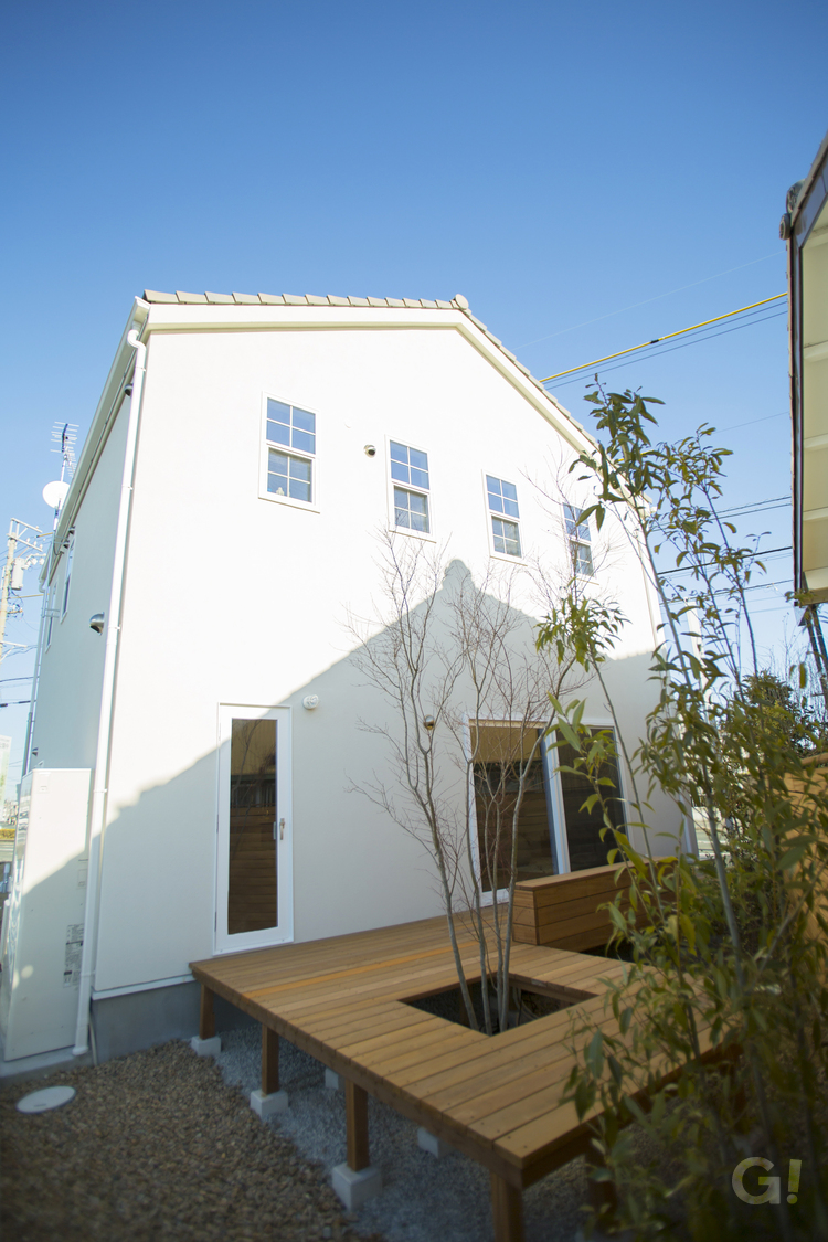 家族だけの特別な外空間を満喫できる美しい規格住宅のウッドデッキ