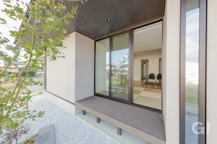 和室からフラットにつながり心癒される美しい規格住宅の縁側