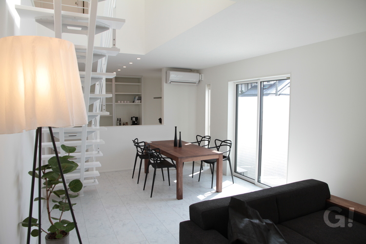 顔を合わせて会話が弾む日常が好き！白で揃えられ美しい規格住宅のLDK