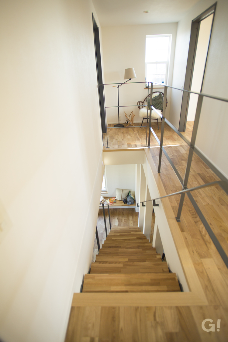 自分だけの好きを満喫できる美しい規格住宅の2階踊り場