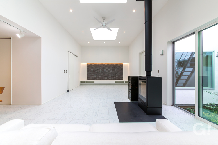 お洒落に存在をあらわす暖炉が魅力になる美しい規格住宅のリビング