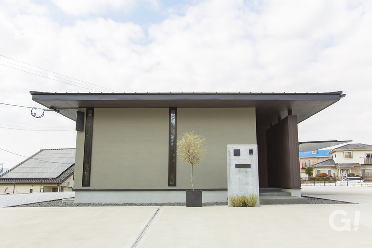 『堂々とした佇まいで優しくお出迎えしてくれる美しい規格住宅』の写真