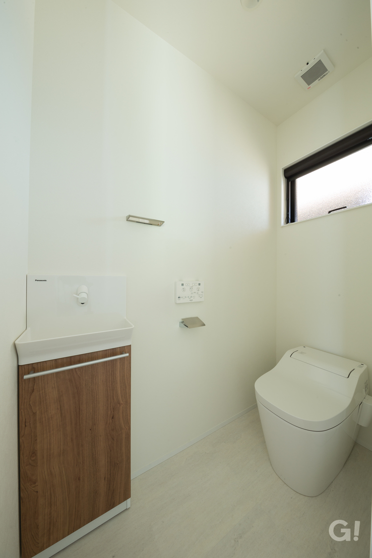 かわいらしいデザインがお洒落な美しい規格住宅のタンクレストイレの写真