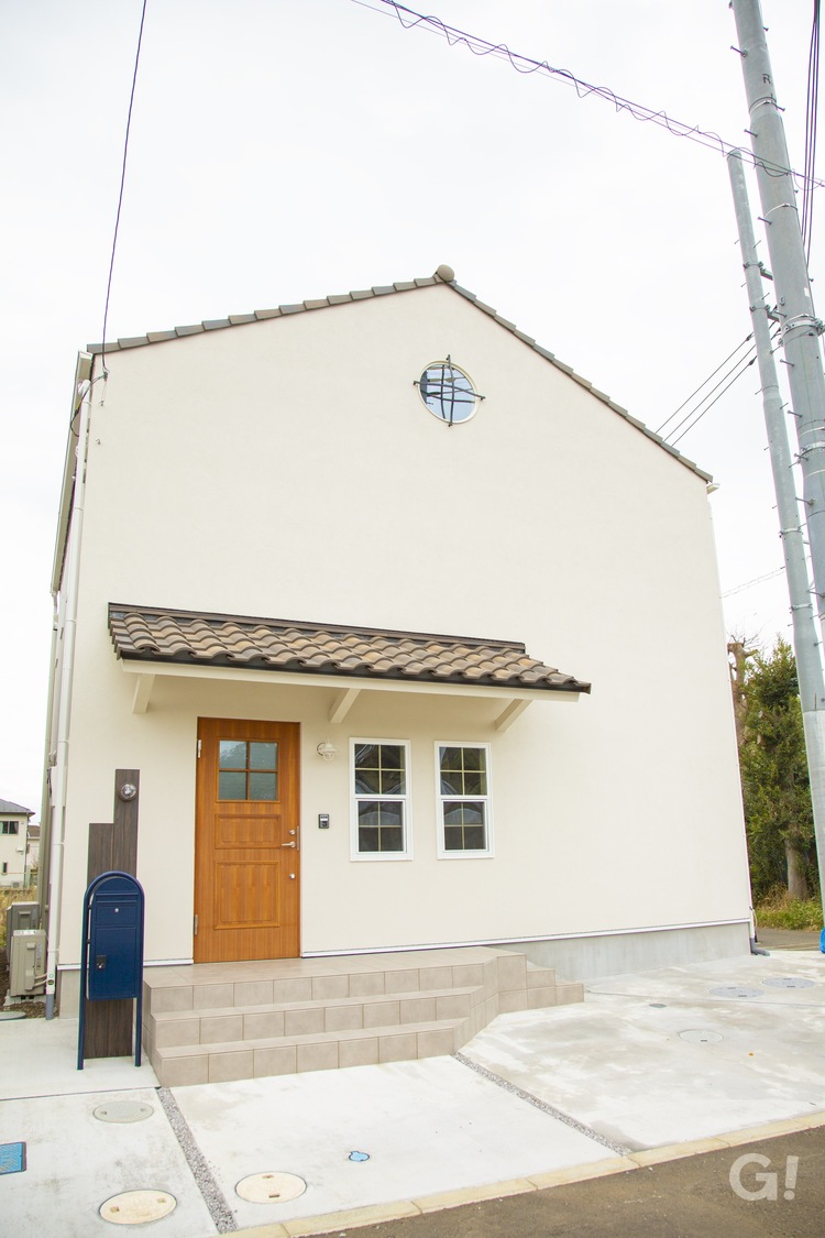 三角屋根が目印！北欧ナチュラルな美しい規格住宅の玄関ポーチ