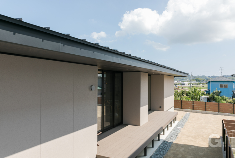 『平屋だからこそ叶う贅沢感がいい美しい規格住宅の縁側』の写真