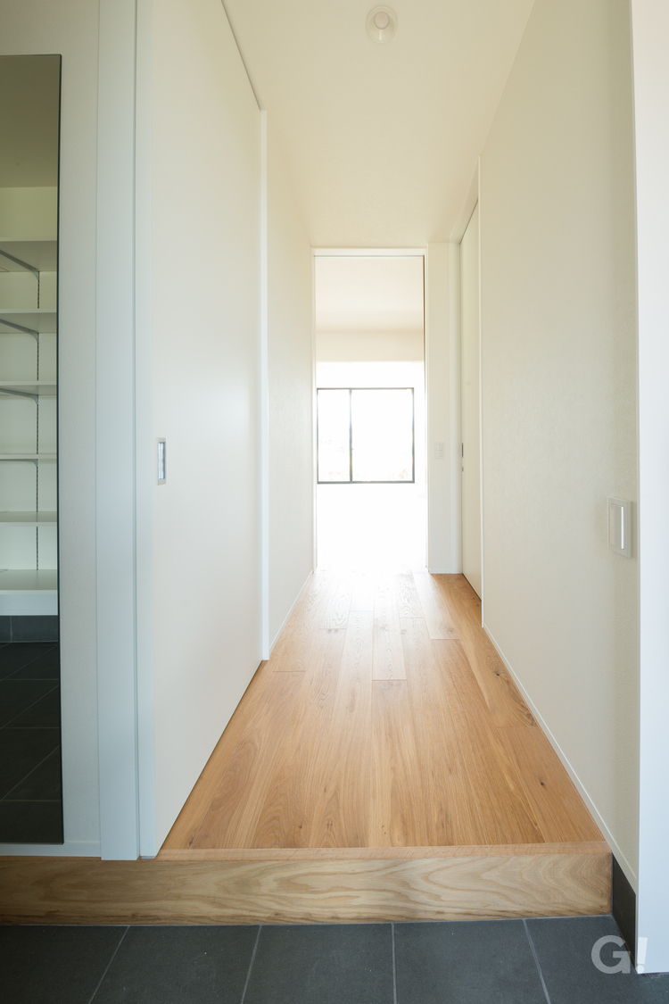 美しい規格住宅の短めの玄関廊下空間でお部屋面積を確保