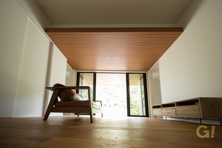 高品質木材のシンプルな美しい規格住宅のリビング