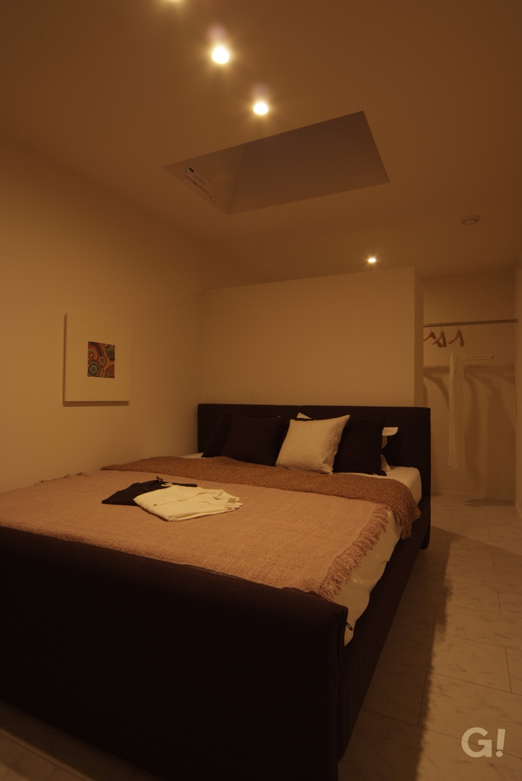 美しい規格住宅の北欧風な癒しの寝室 