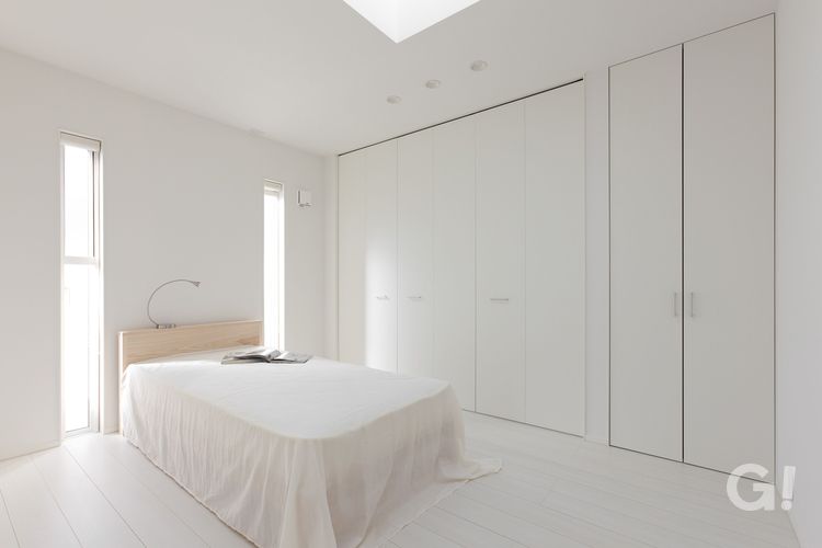 快適な睡眠でリラックスできる美しい規格住宅の寝室の写真