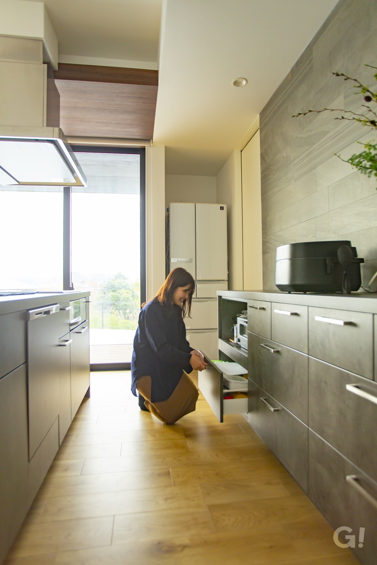 美しい規格住宅の冷蔵庫スペースが独立したパーフェクト動線のキッチン空間の写真