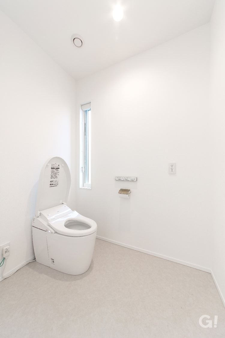 白が光る洗練されたトイレがある美しい規格住宅