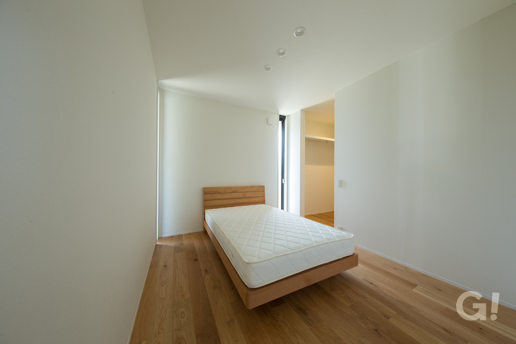 美しい規格住宅の洗練された空間とデザインの寝室
