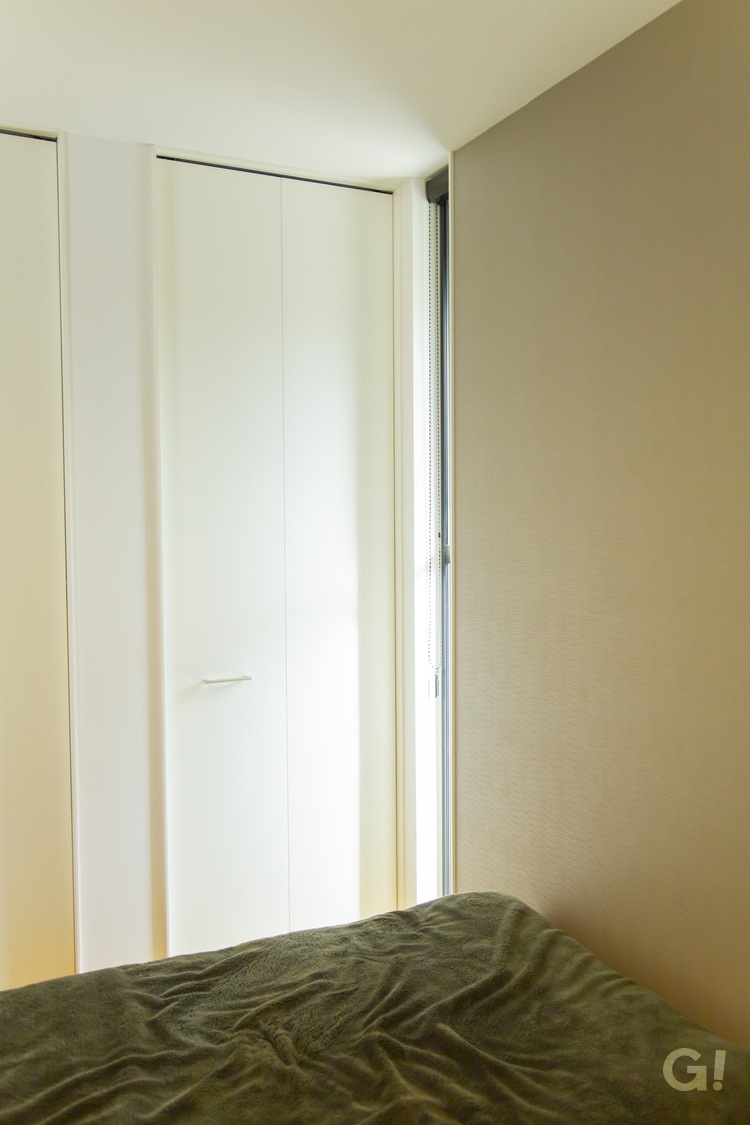 縦長スリット窓がぐっすりと安眠を誘う快適なベットルーム