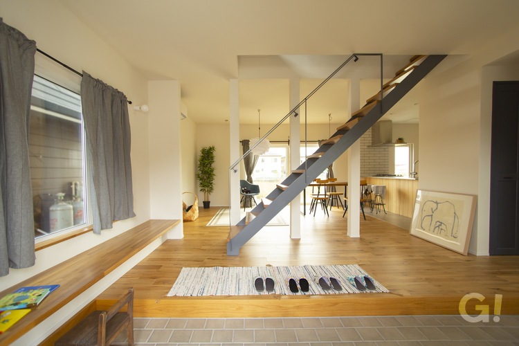 温かみを感じる北欧風の美しい規格住宅のリビング階段