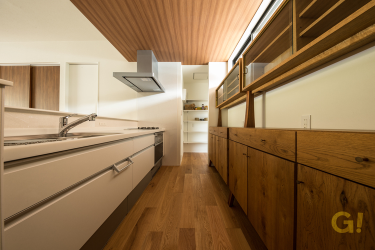 造作食器棚の上質な木目がおしゃれな平屋住宅のキッチン
