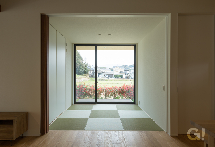 【開放的な大きな窓のある和室が特徴的な美しい規格住宅】のおうち写真