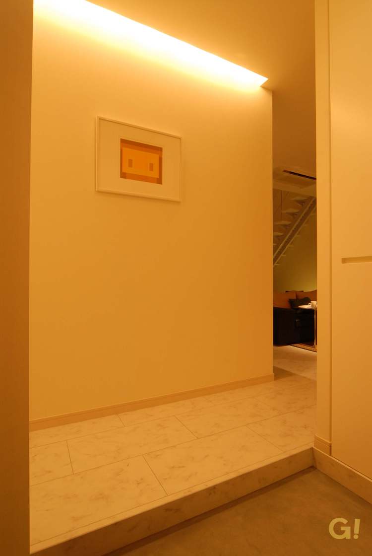 美しい規格住宅の温かみのある間接照明が素敵な玄関の写真