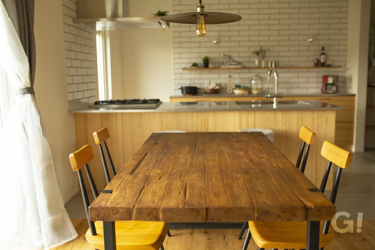 ビンテージ感漂うカフェのような美しい規格住宅のダイニングキッチン