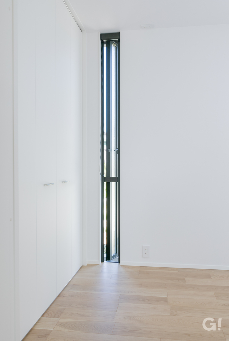 窓のデザインで空間を演出する美しい規格住宅の洋室の写真