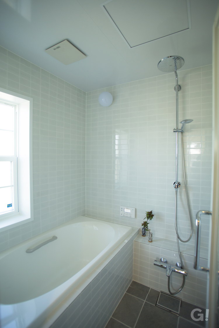 【北欧風の美しい白を基調とした浴室のある美しい規格住宅】のおうち写真