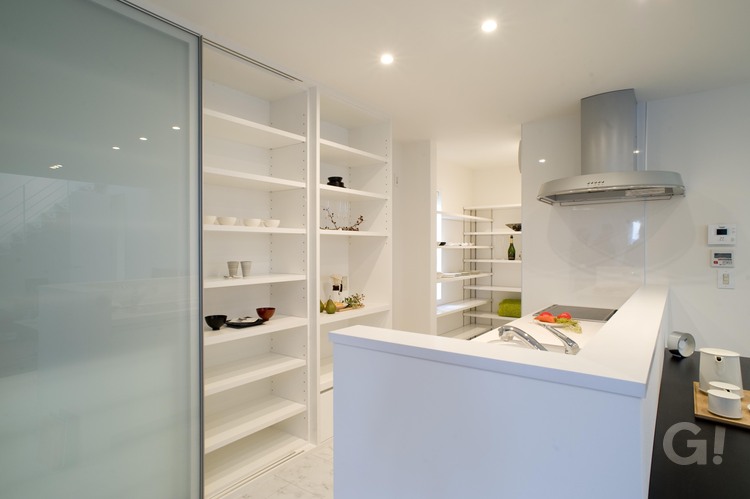 デザイン性と機能性抜群の美しい規格住宅のスタイリッシュなキッチン