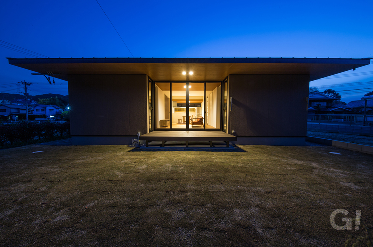 暖かな灯りが外観を惹きたてる美しい規格住宅の平屋住宅の写真