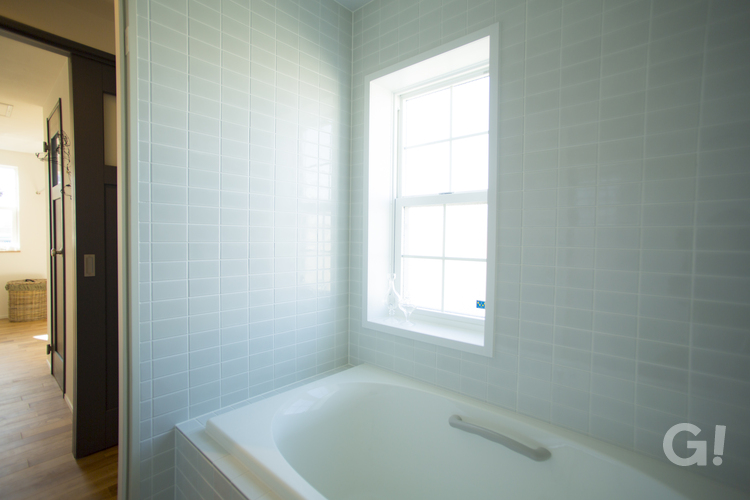 美しい規格住宅の清潔感あふれる北欧スタイルのバスルームの写真