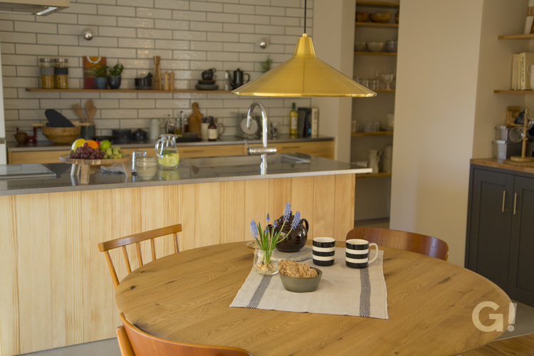 北欧インテリアが素敵な美しい規格住宅のカフェ風キッチンダイニングの写真