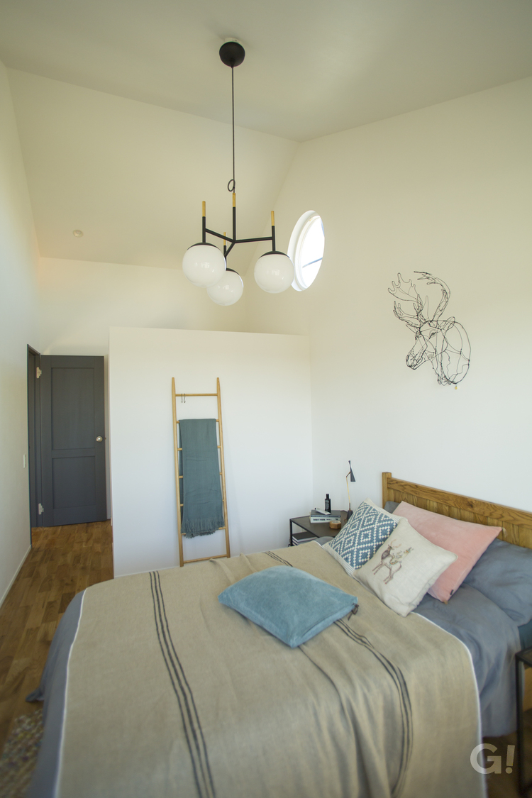 癒し空間に包まれる美しい規格住宅の寝室