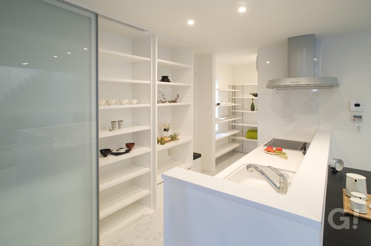 ホワイトベースが明るく清潔感あふれる美しい規格住宅のオープンキッチンの写真