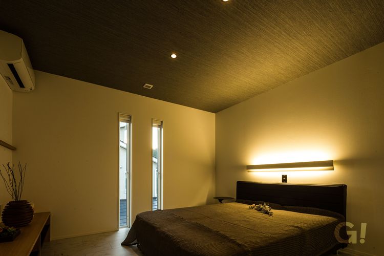 美しい規格住宅のラグジュアリーな雰囲気のシンプルモダンな寝室