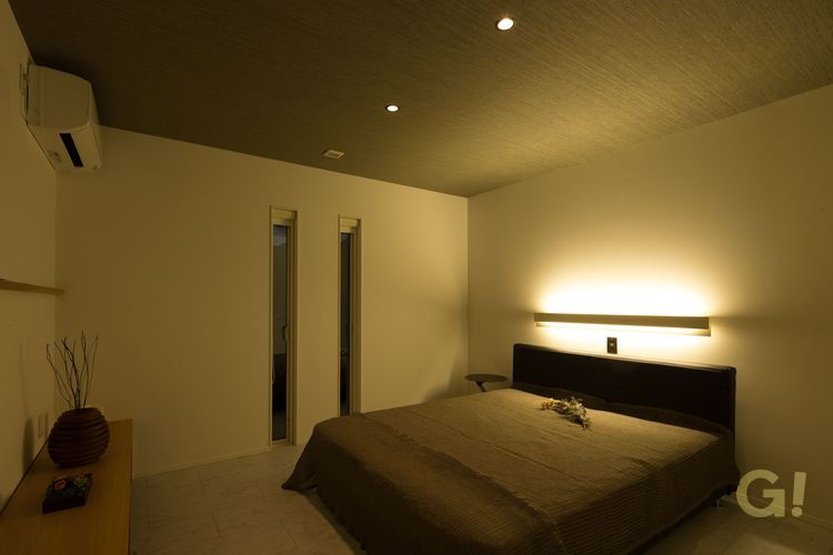 美しい規格住宅の心からくつろげるホテルライクな寝室の写真