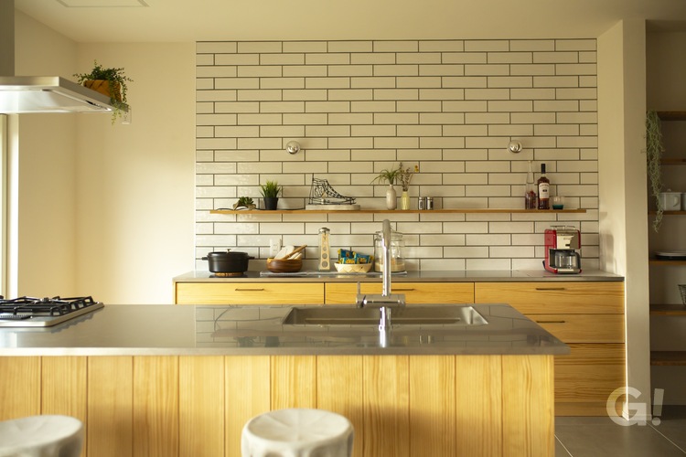 おしゃれなオープンスタイルが自慢となる美しい規格住宅のキッチンの写真