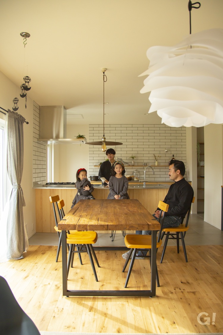 家族の笑顔が集う美しい規格住宅のオシャレな北欧風のリビングダイニングの写真