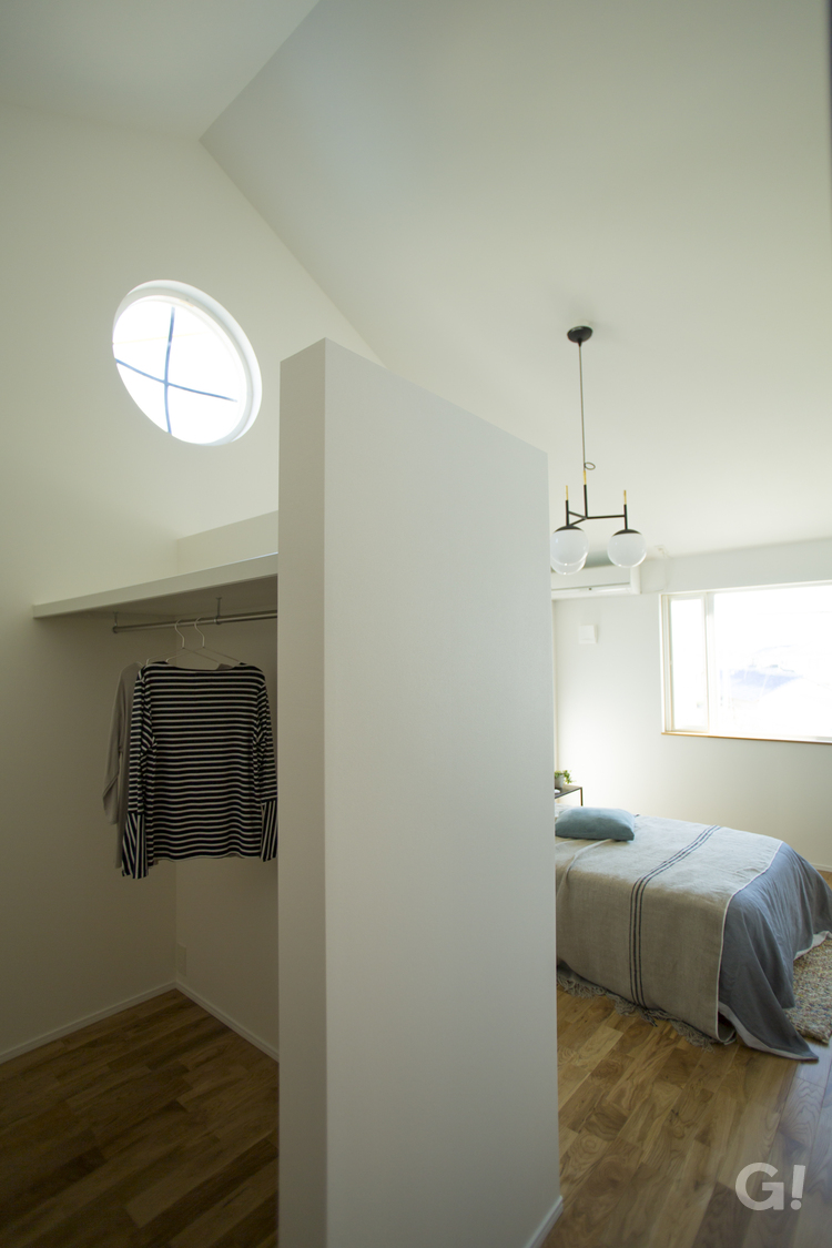 丸窓がオシャレな心地よさを演出する美しい規格住宅の寝室