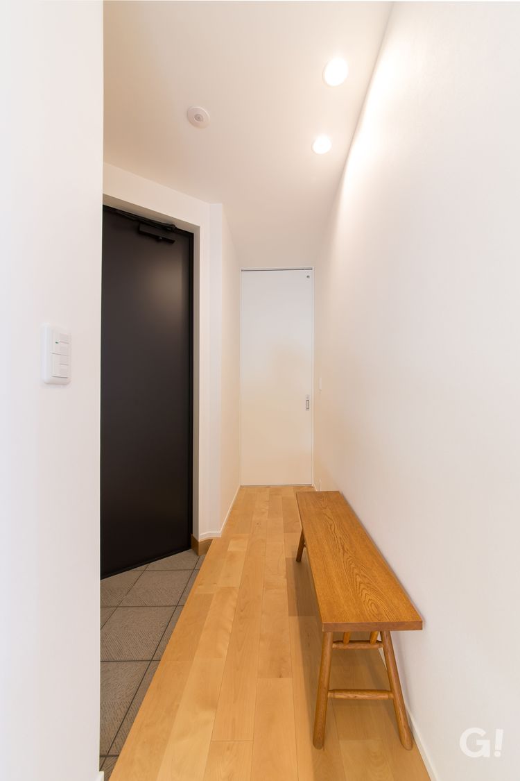 空間をオシャレに活用する美しい規格住宅のモダンな玄関ホールの写真