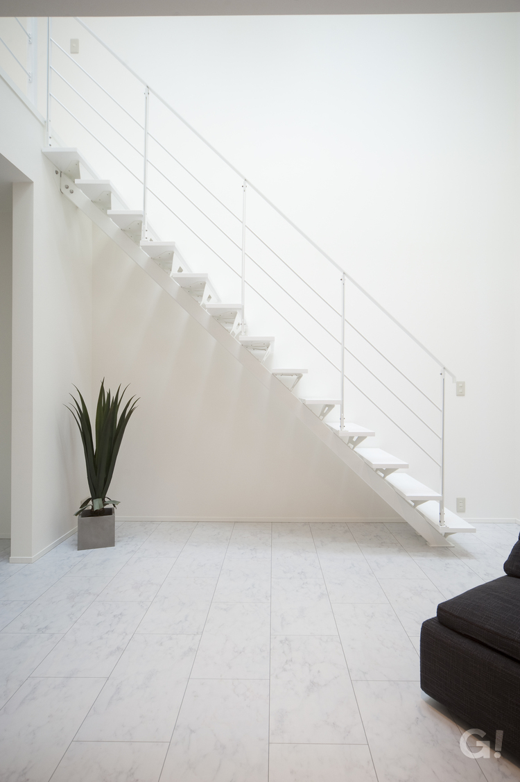 美しい規格住宅の空間のデザイン性を高めるオシャレなシースルー階段の写真