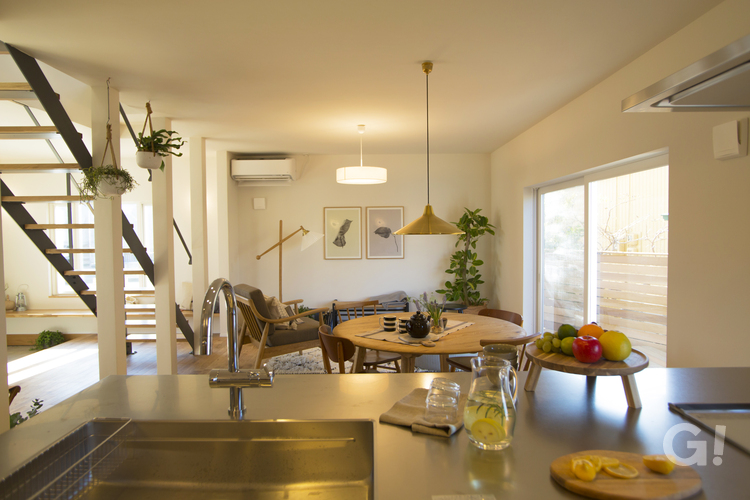 美しい規格住宅のオシャレな北欧スタイルに心が満たされるキッチンからの眺めの写真