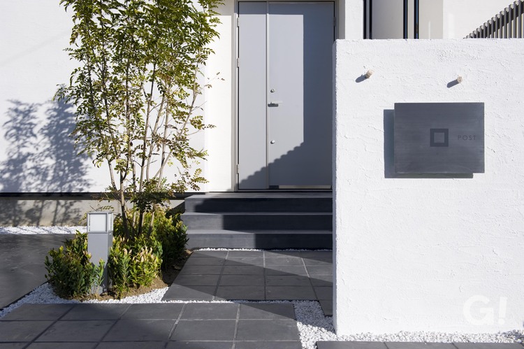 美しい規格住宅のデザイン性に魅了されるこだわりの玄関アプローチの写真