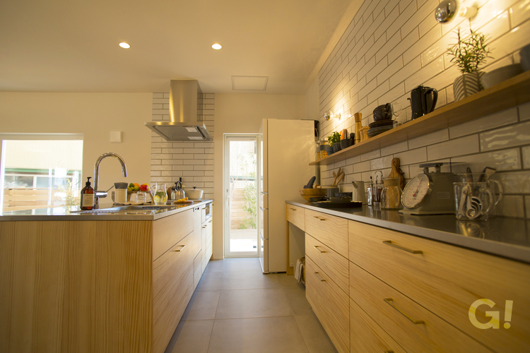 家事動線も考えた美しい規格住宅のあたたかみある北欧スタイルのキッチンの写真