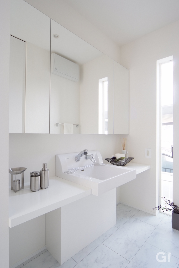 美しい規格住宅の洗練されたシンプルな洗面所
