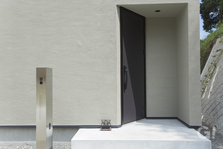 暮らしやすさとシンプルさにこだわった美しい規格住宅の玄関アプローチの写真