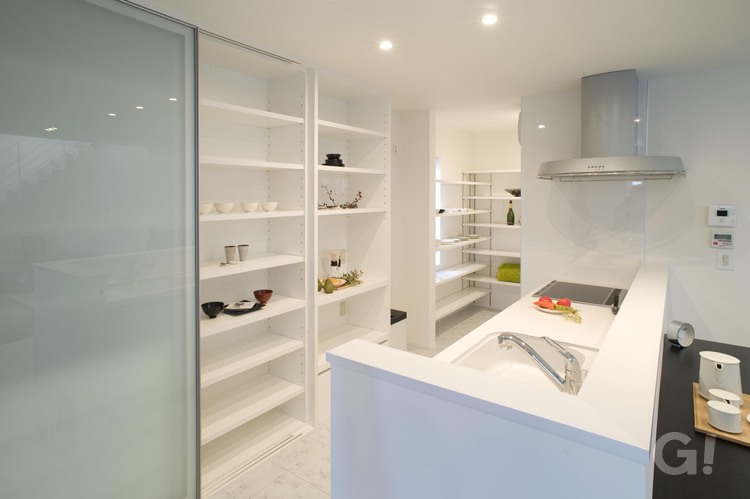 美しい規格住宅のシンプルで清潔感あふれるキッチン