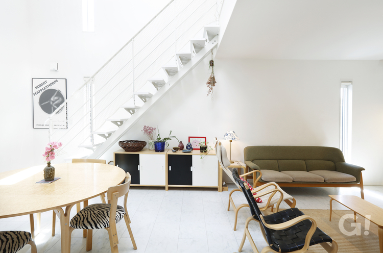 美しい規格住宅の北欧家具が似合うスタイリッシュで心地よいＬＤＫの写真