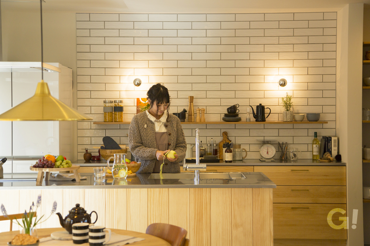 北欧スタイルのキッチンが主役となる美しい規格住宅の快適でオシャレな暮らし