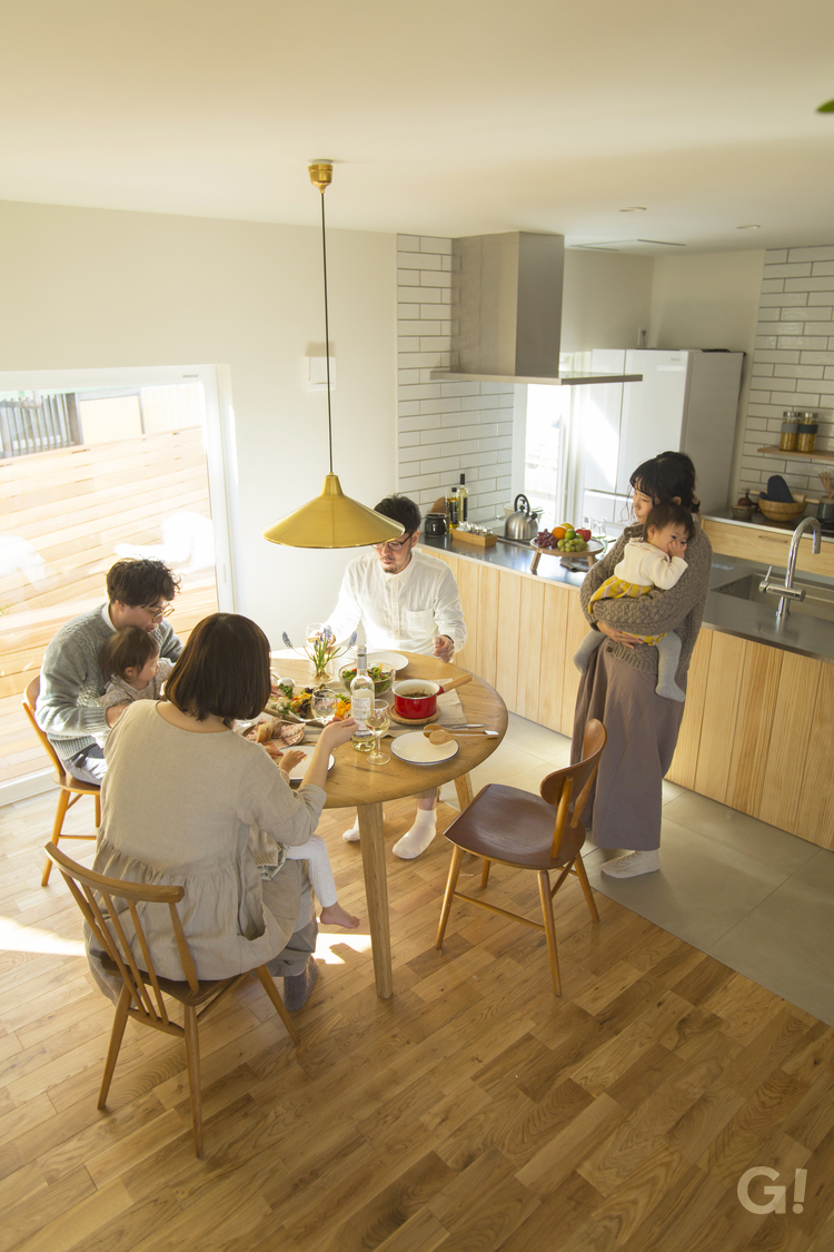 お友達をたくさん招きたくなる美しい規格住宅のオシャレなオープンキッチンの写真