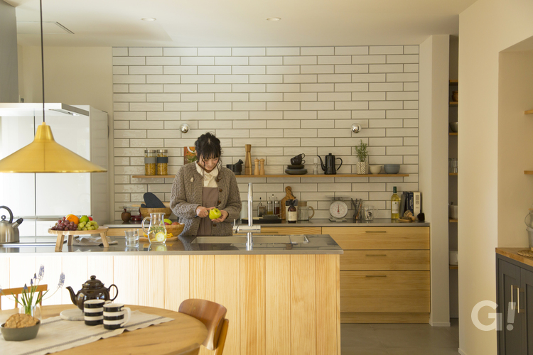 木のぬくもりで統一した美しい規格住宅の北欧スタイルのオープンキッチン