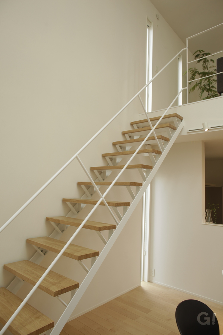 美しい規格住宅の家族を繋げるオシャレなリビング階段がある暮らしの写真
