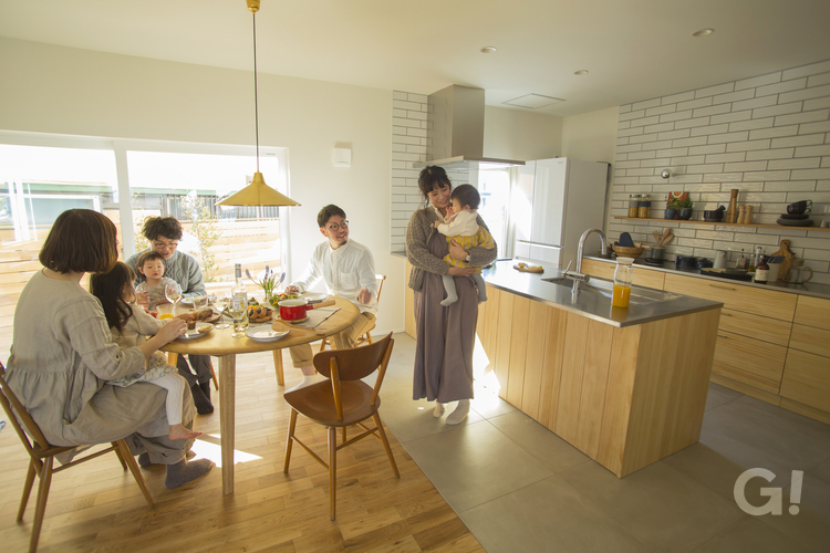 美しい規格住宅のおもてなししやすい北欧スタイルのオシャレなキッチンダイニングの写真